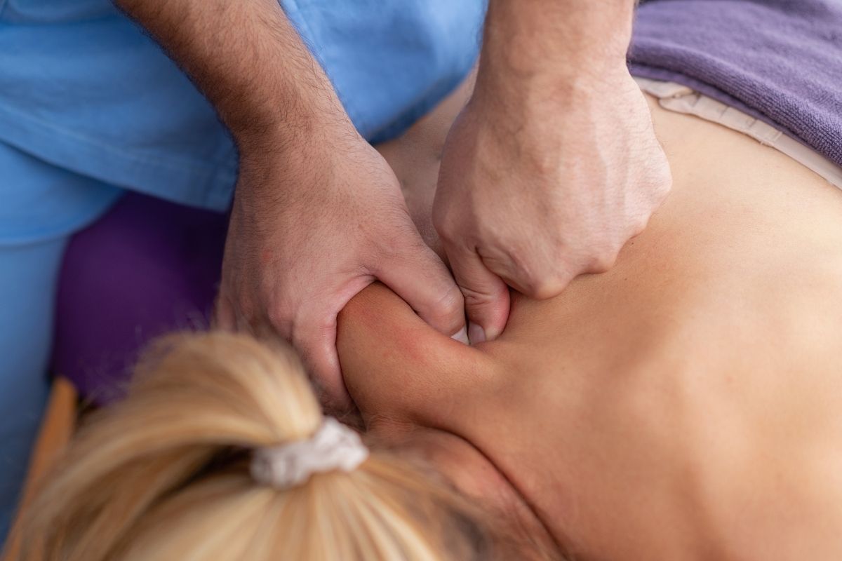 Žena radi deep tissue masažu