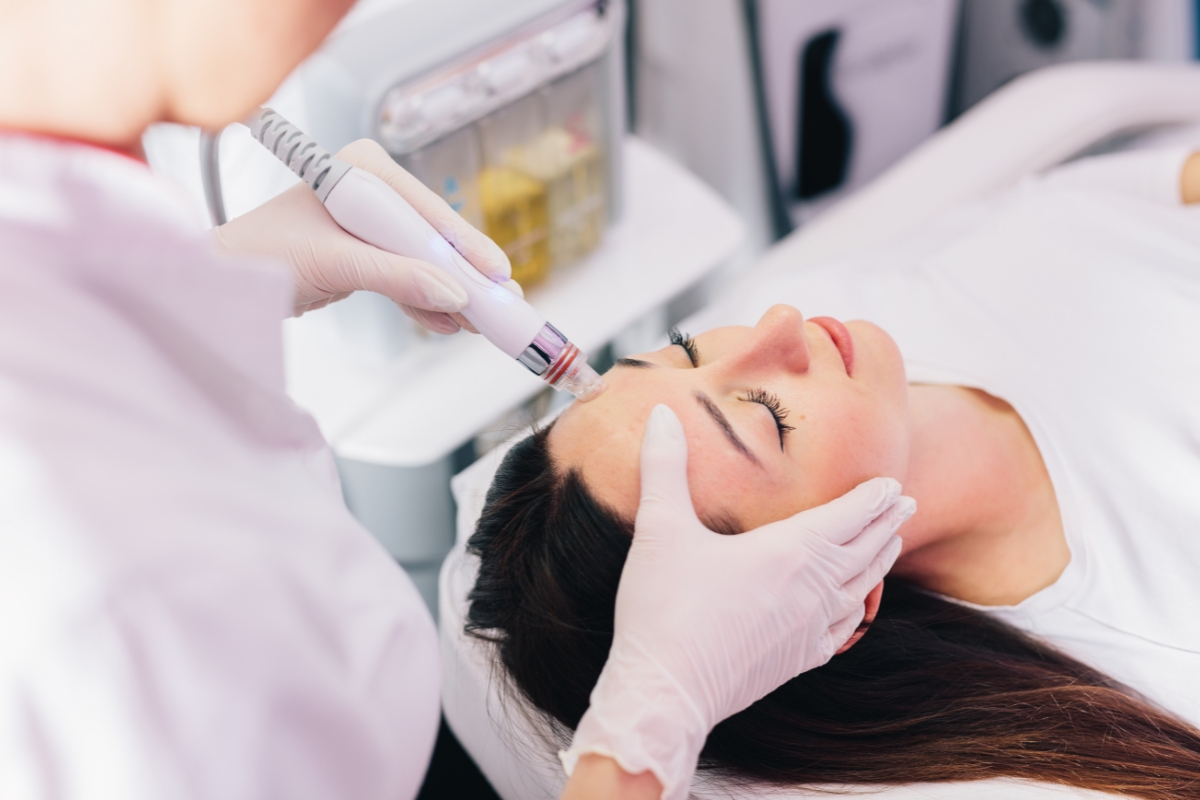 devojka na Hydrafacial tretmanu lica 