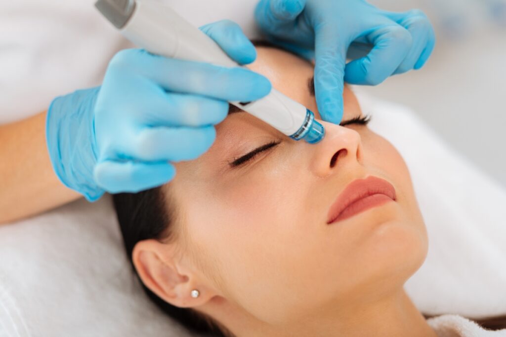 devojka na Hydrafacial tretmanu lica