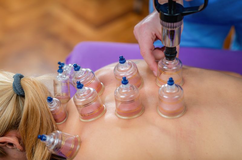 Početnici uče izvoditi cupping tretman pomoću staklenih čašica na leđima klijenta