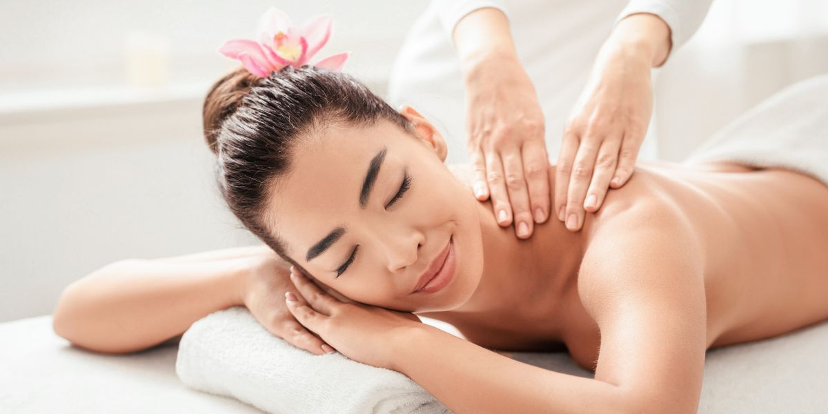 Žena uživa u klasičnoj masaži vrata i ramena u opuštajućem wellness ambijentu