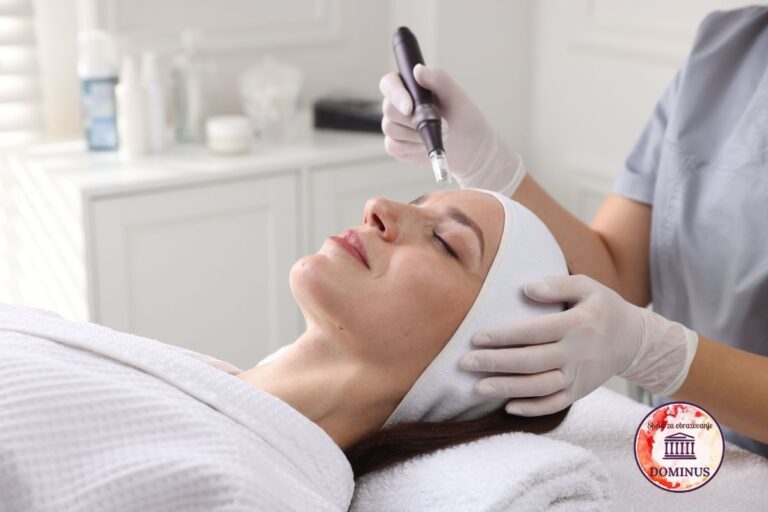 Kozmetičarka izvodi microneedling tretman lica Dr. Pen uređajem na klijentici u kozmetičkom salonu