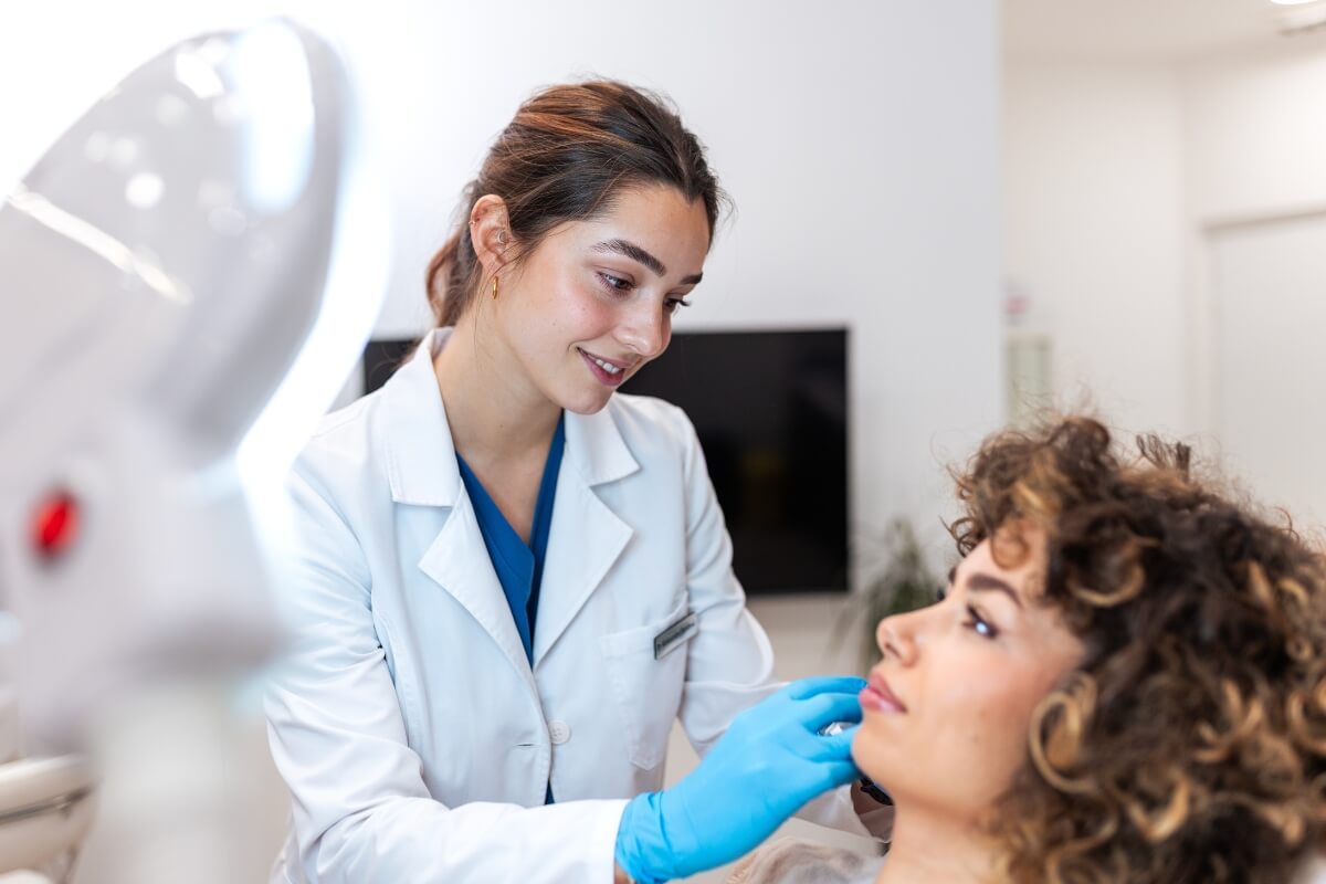 djevojka kod dermatologija na prijegledu kože