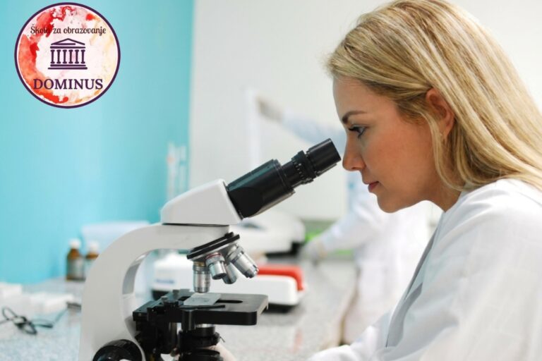 Žena u laboratoriji posmatra uzorak kroz mikroskop, fokusirano analizirajući preparat u naučnom okruženju.