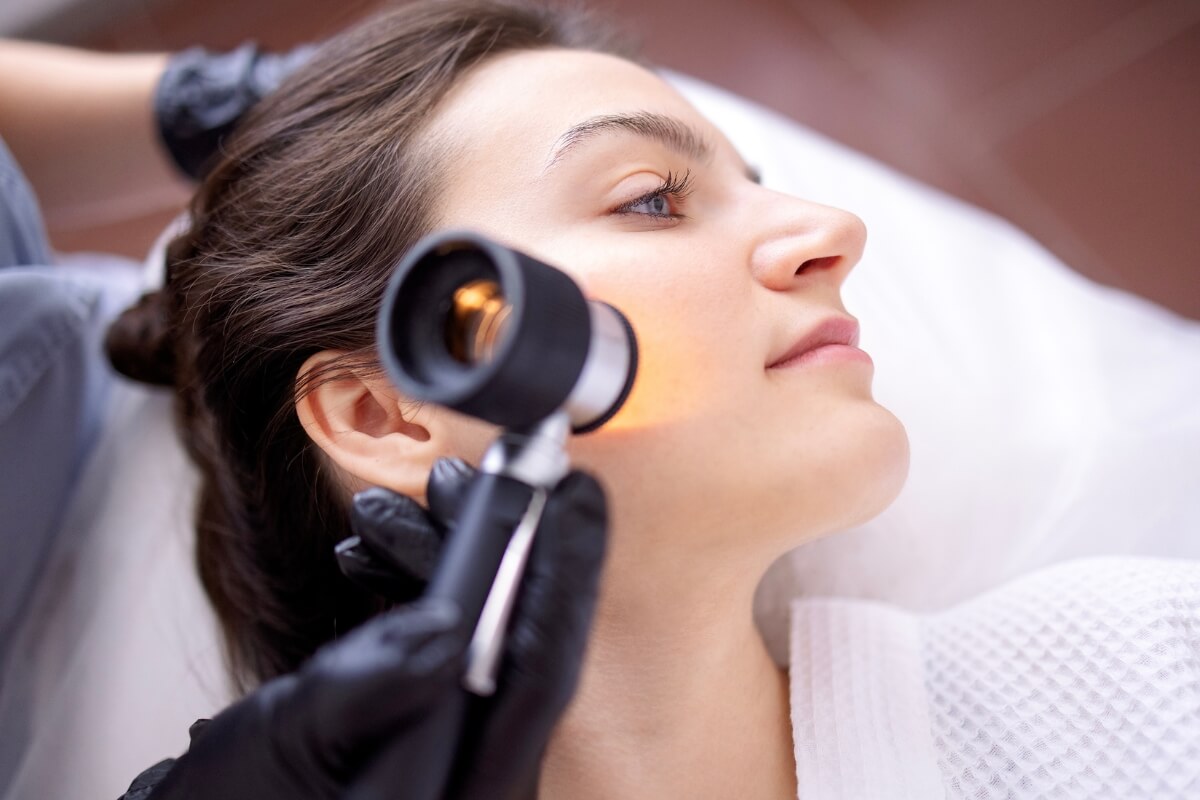 djevojka na pregledu ože lica kod dermatologa
