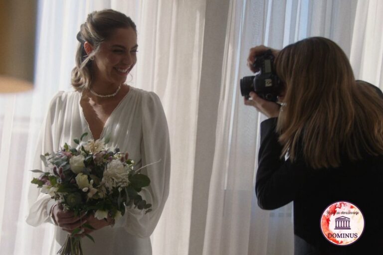 Fotografkinja fotografira mladenku s buketom tijekom priprema za vjenčanje