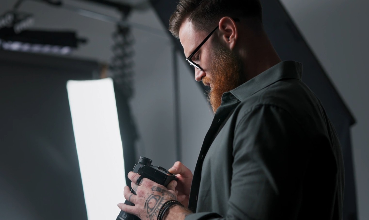 Fotograf podešava fotoaparat u studiju i provjerava postavke prije snimanja