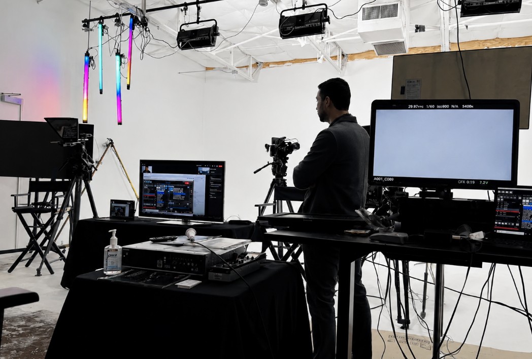 Video produkcijski studio s kamerama, monitorima i profesionalnom opremom